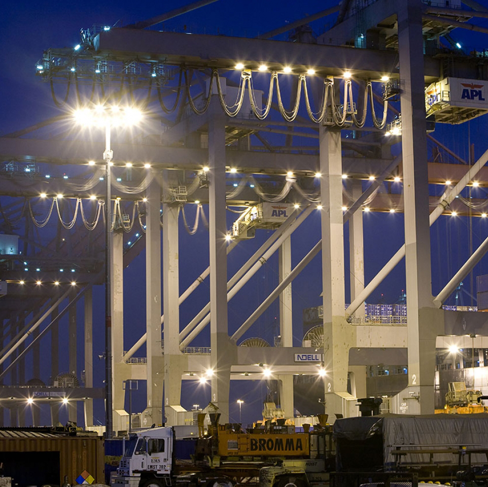 Đèn pha LED PowerFlux FA ứng dụng trong cảng container